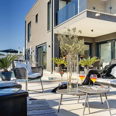 Luxurious In With Pool Villa