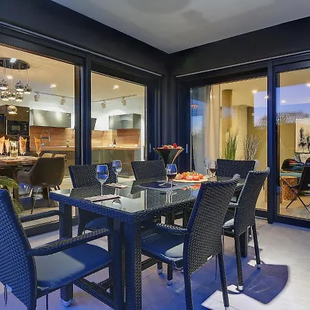 Villa Luxurious In With Pool Rovinj
