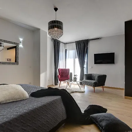 In With Pool And Sauna Villa