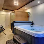 In With Pool And Sauna 로비니
