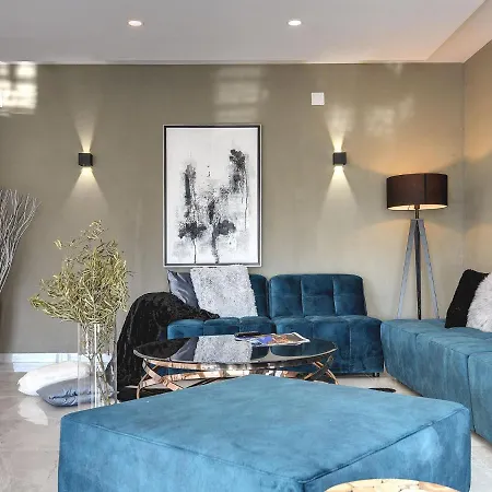 Luxurious In With Pool Villa