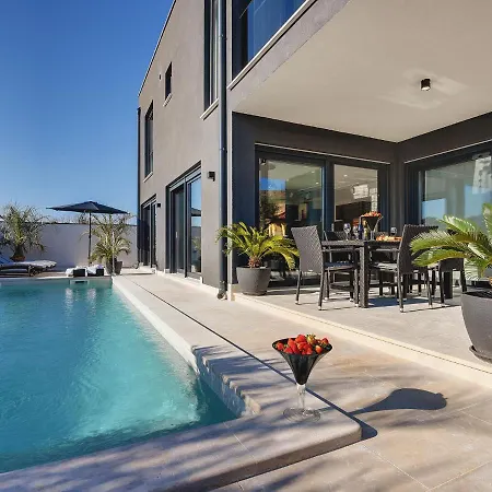 Luxurious In With Pool Rovinj