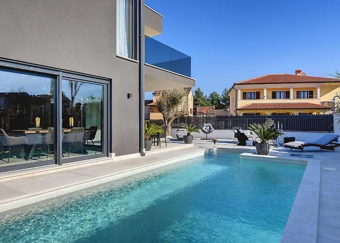 In With Pool And Sauna Villa *