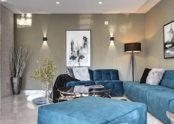 In With Pool And Sauna Villa