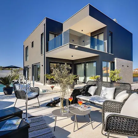 In With Pool And Sauna