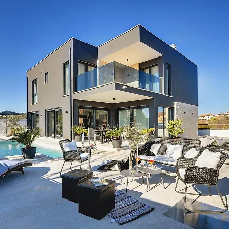 In With Pool And Sauna * Rovinj