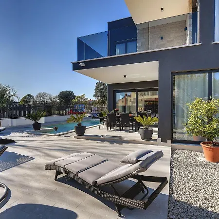 In With Pool And Sauna