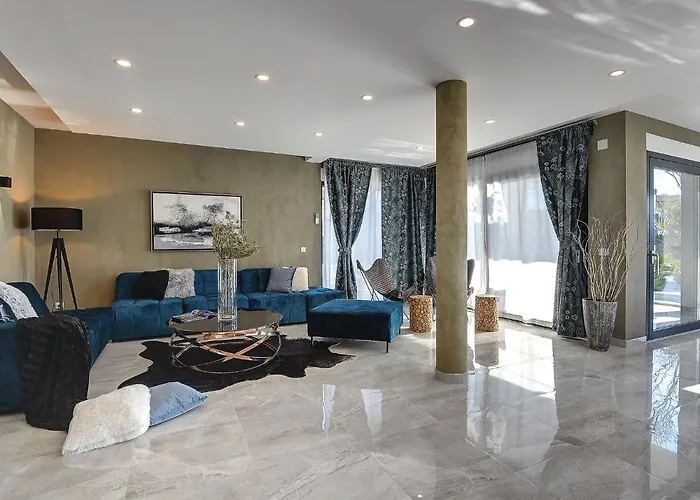 In With Pool And Sauna