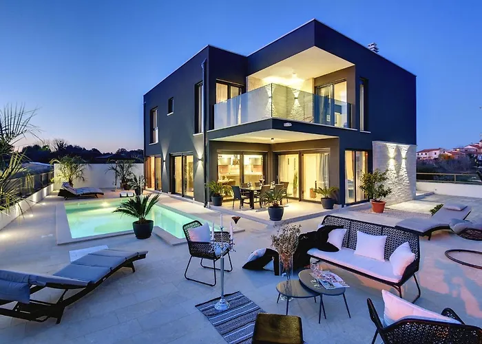 Βίλα In With Pool And Sauna