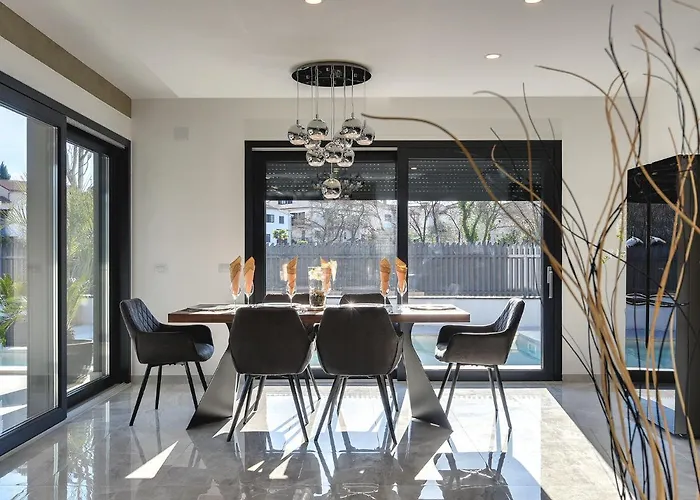 In With Pool And Sauna Βίλα Ρόβινι