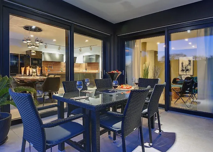 Βίλα In With Pool And Sauna Ρόβινι