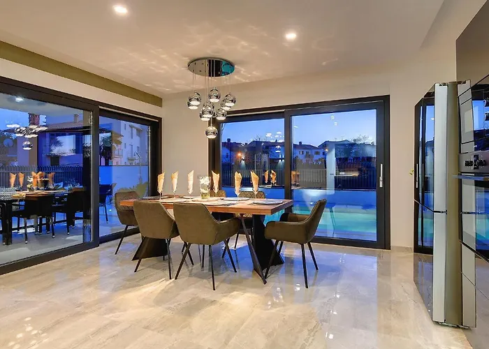 Βίλα In With Pool And Sauna *