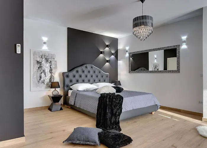 In With Pool And Sauna