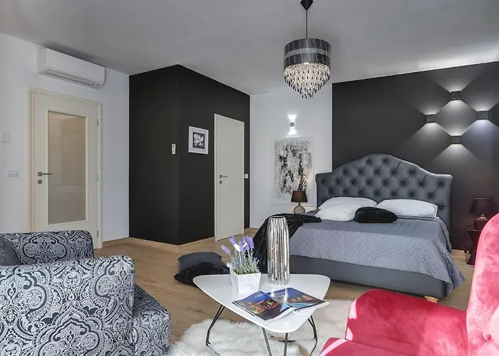 Βίλα In With Pool And Sauna *